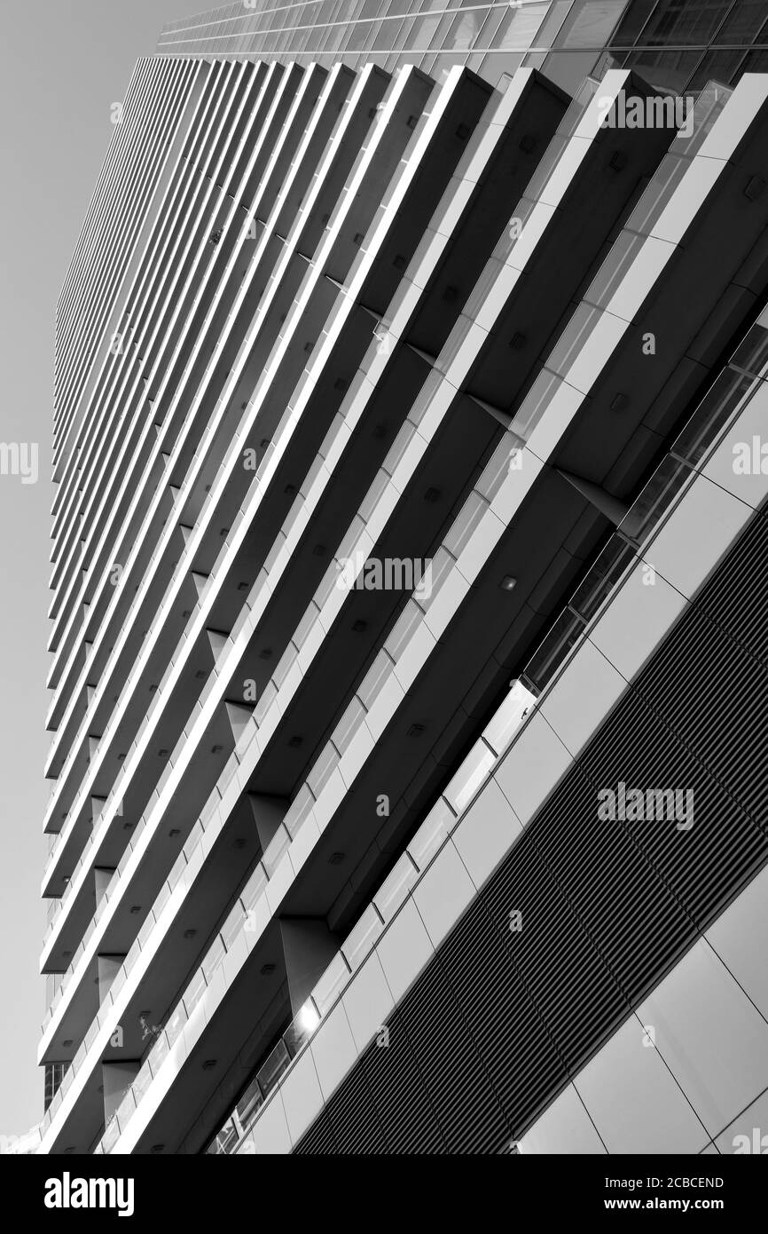 Prospettiva di un alto edificio di appartamenti. Fotografia architettonica in bianco e nero Foto Stock