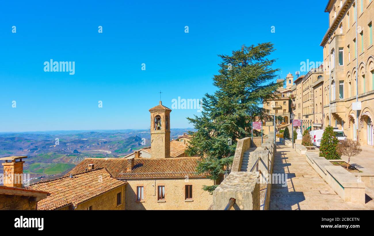 Vista di San Marino con strada e campanile, il Rispugli di San Marino. Paesaggio, paesaggio urbano Foto Stock