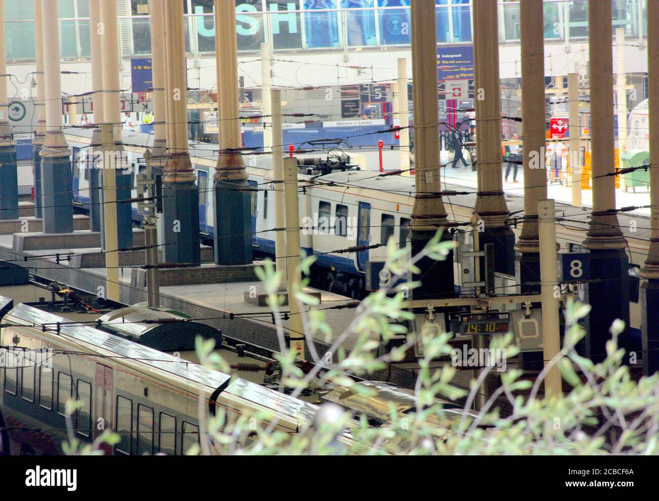 Treno che arriva alla stazione di London Liverpool Street Foto Stock
