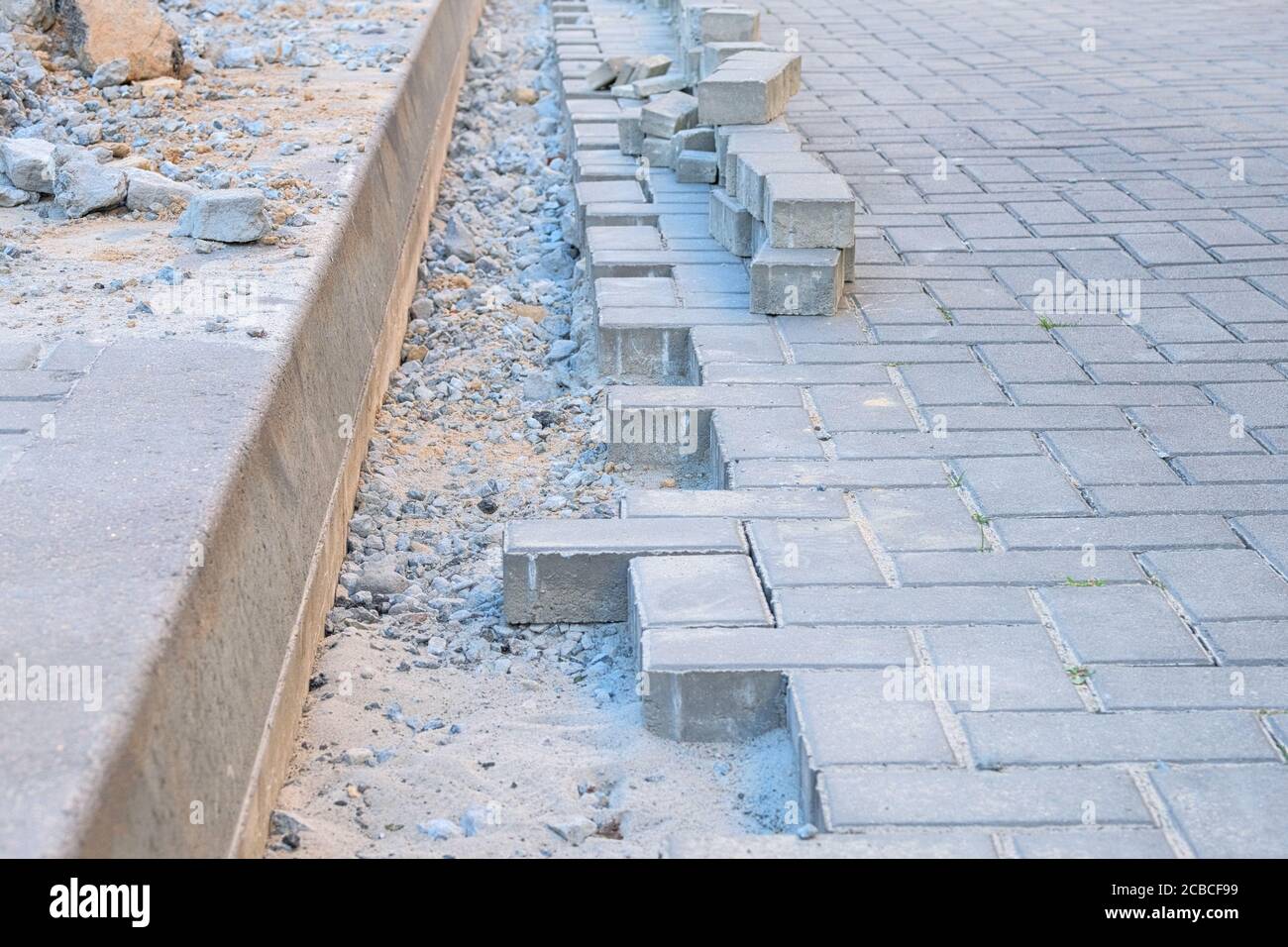 Lavori di riparazione nella zona pedonale del complesso residenziale. Lavori di ingegneria. Lavori stradali in edilizia, comunicazioni urbane. Foto Stock