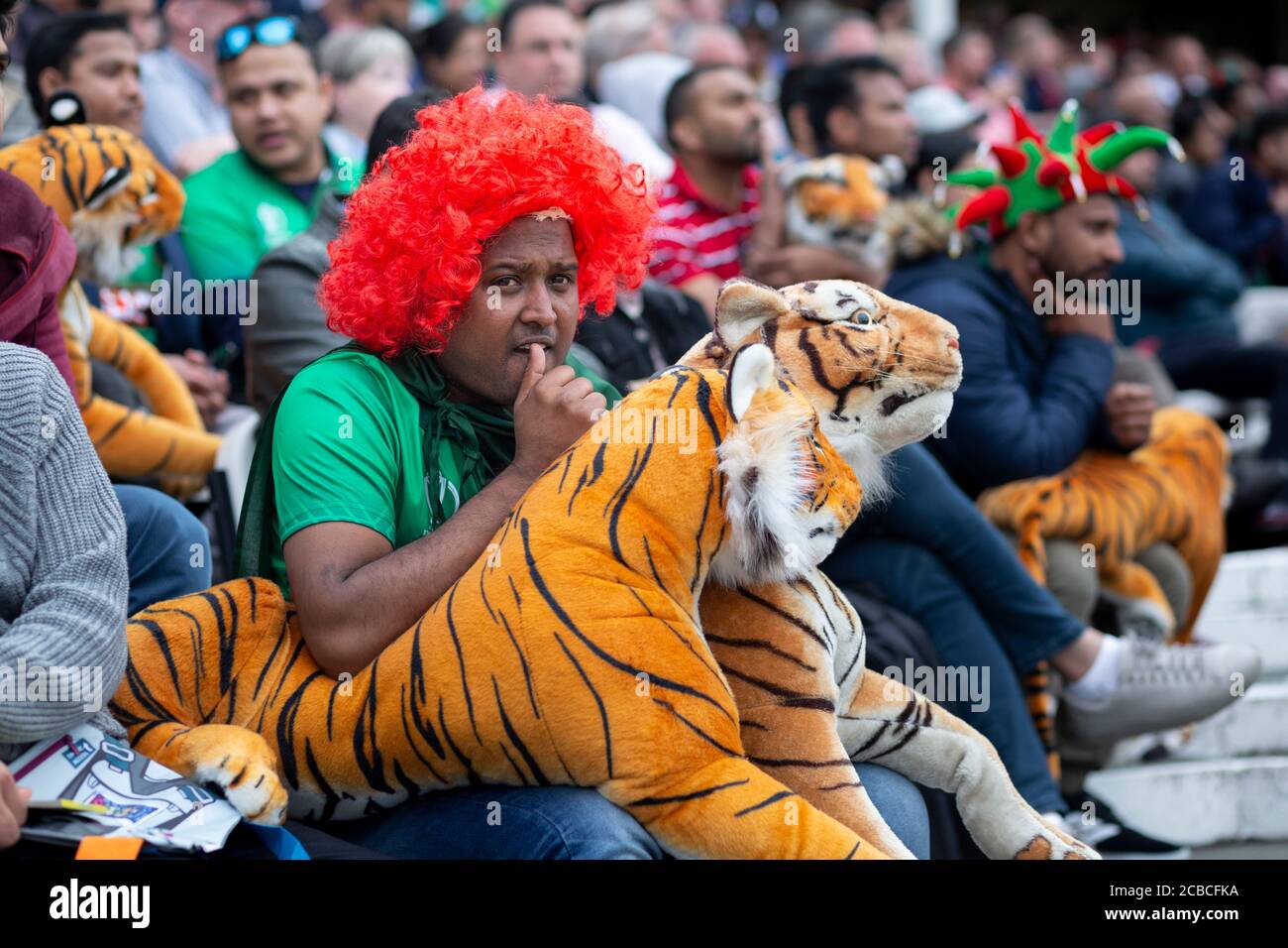 Bangladesh sostenitore con una parrucca e tigri giocattolo morbido ad una partita di cricket, Oval, Londra Foto Stock