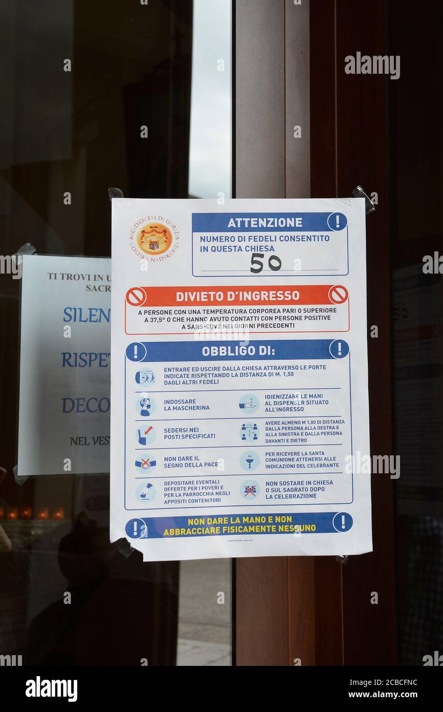 San Canzian d'Isonzo, Italia - 3 luglio 2020. Un cartello all'ingresso di una chiesa italiana durante la pandemia del Covid-19 che limita la capacità a 50 Foto Stock