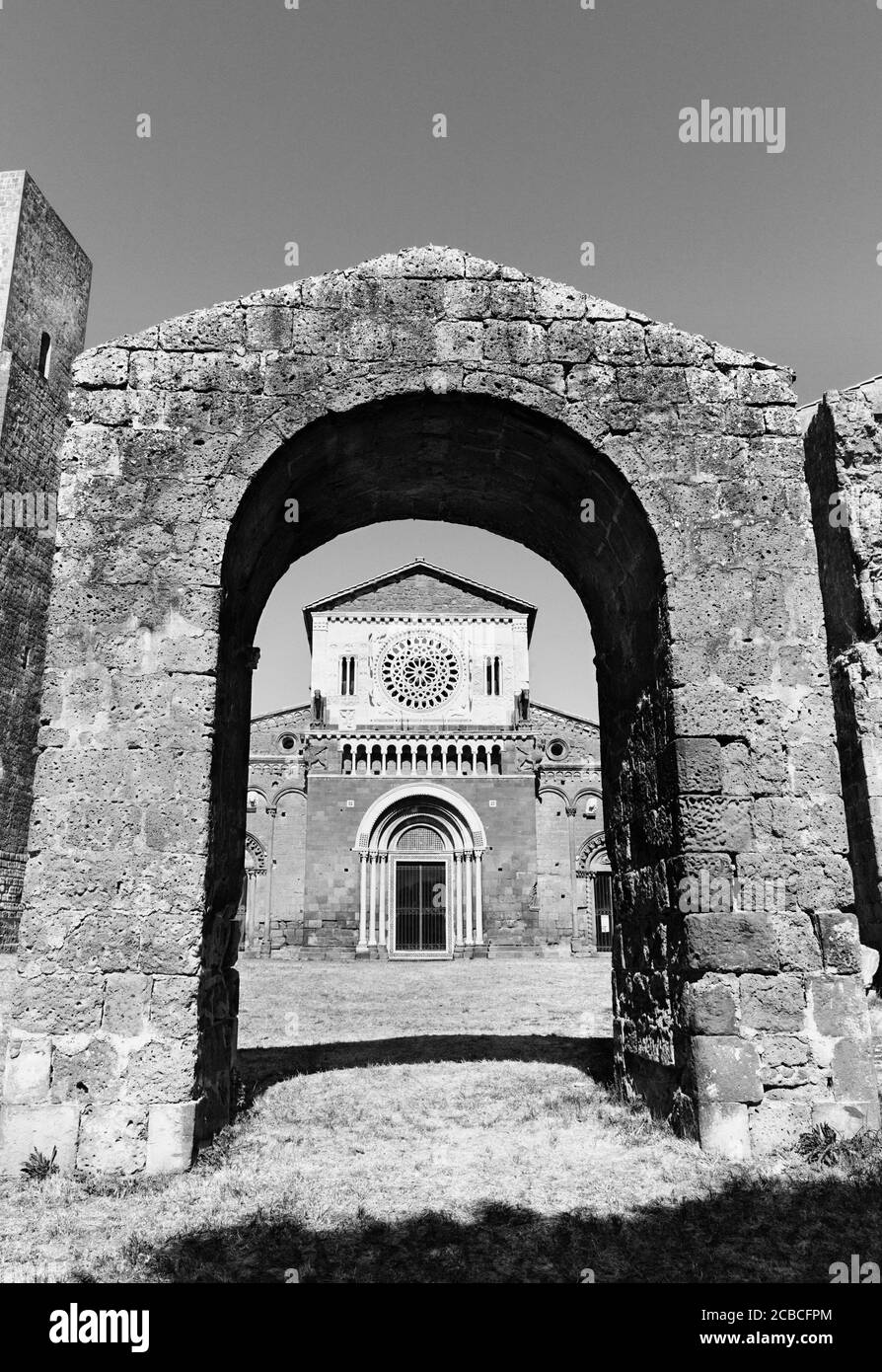 Tuscania-Italy - Chiesa di San Pietro nera e bianca Foto Stock