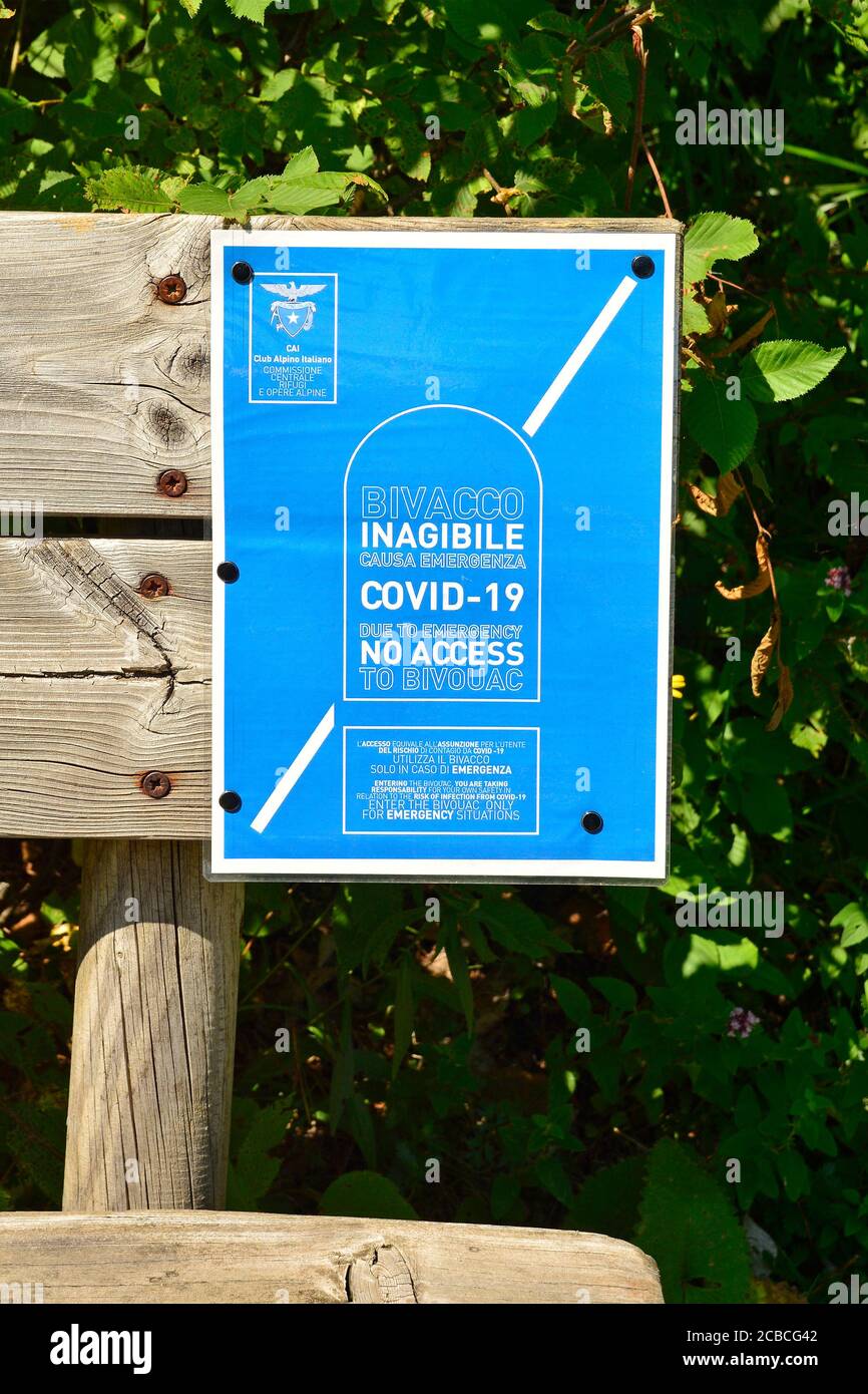 Riserva Naturale Val Alba, Italia-9 agosto 2020. Un cartello in inglese e italiano su una panchina all'ingresso della Riserva Naturale della Val Alba in Friuli Foto Stock