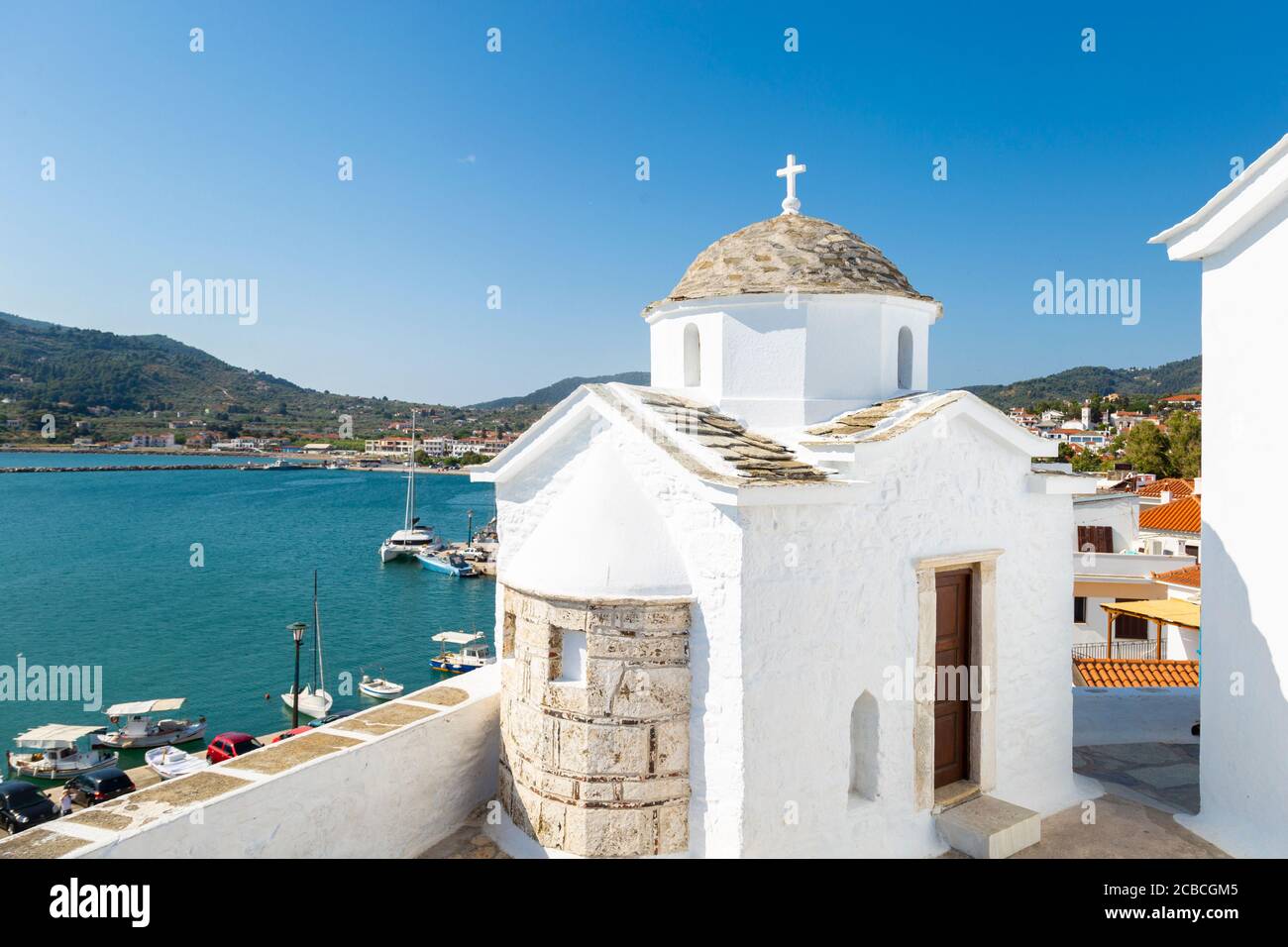 La chiesa bianca della Vergine Maria nella città principale di Skopelos, Sporadi del Nord, Grecia Foto Stock