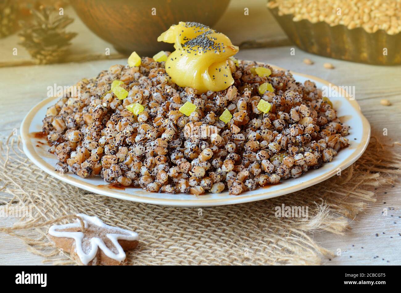 Porridge di orzo di perla crumbly. Porridge di orzo perlato su sfondo di legno. Orzo perlato fresco fatto in casa. Foto Stock