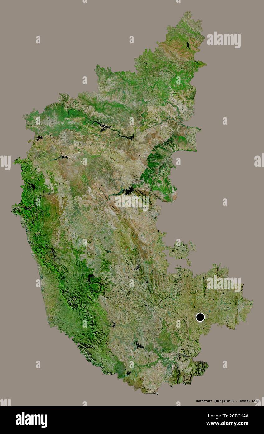 Forma di Karnataka, stato dell'India, con la sua capitale isolata su uno sfondo di colore solido. Immagini satellitari. Rendering 3D Foto Stock