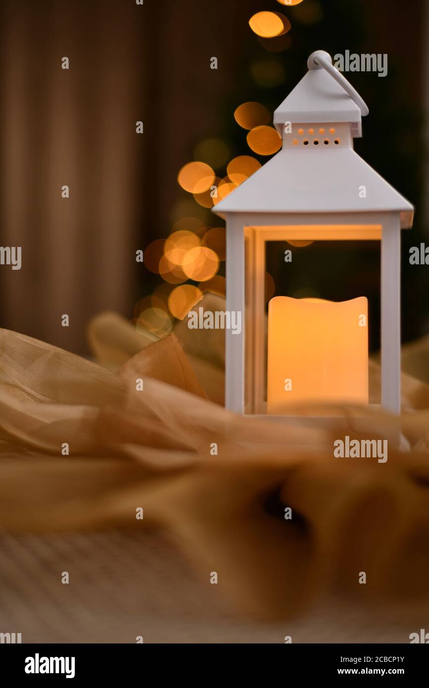Lanterna di Capodanno in tendaggi festosi sullo sfondo delle luci di Natale. Foto Stock