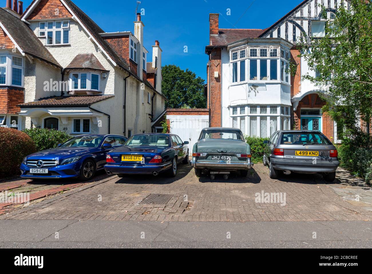 Eclettico mix di auto al di fuori di proprietà di lusso, Westcliff on Sea, Essex, Regno Unito. Auto classica a moderna, che si estende per gli anni in auto di proprietà benestante Foto Stock