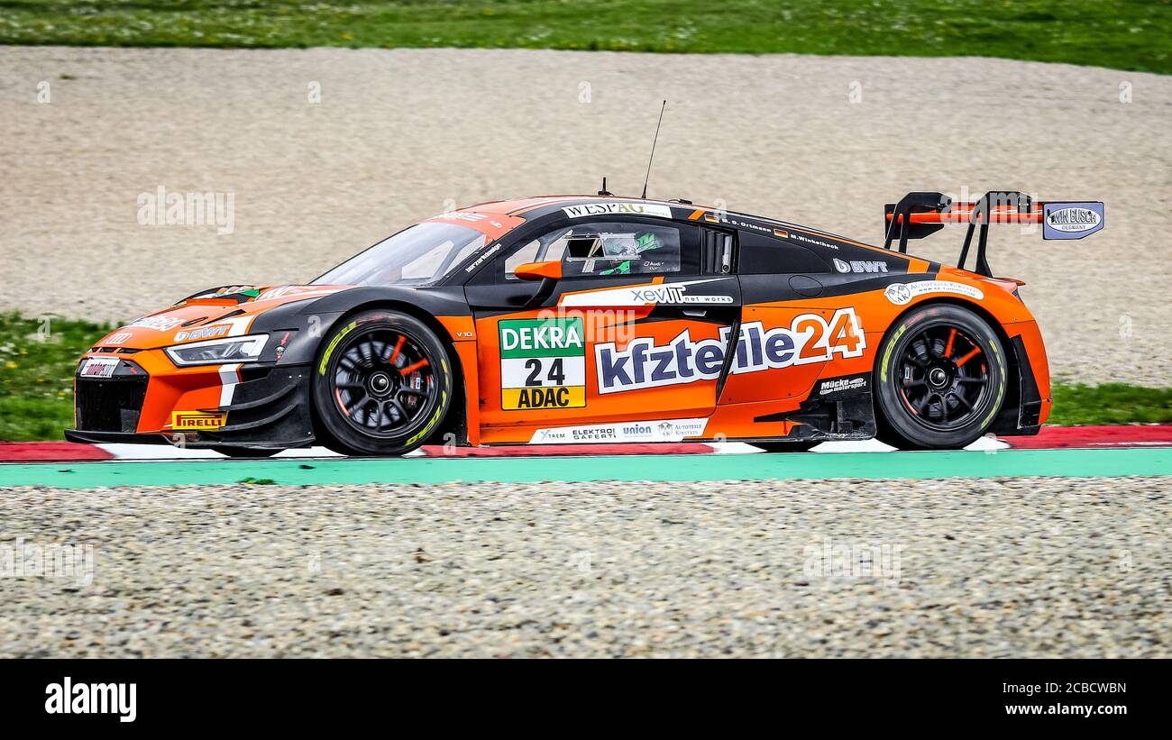 Oschersleben, Deutschland, 27 aprile 2019: Pilota Mike Ortmann guida una Audi R8 LMS di BWT Mucke Motorsport durante una gara di auto GT MASTER Foto Stock