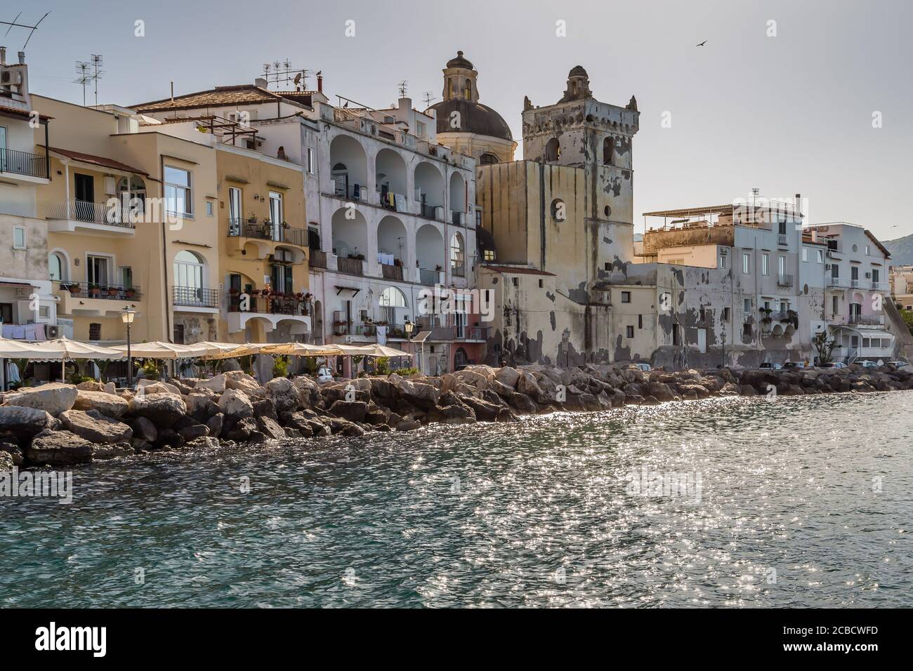 Antichi edifici sull'isola italiana Foto Stock