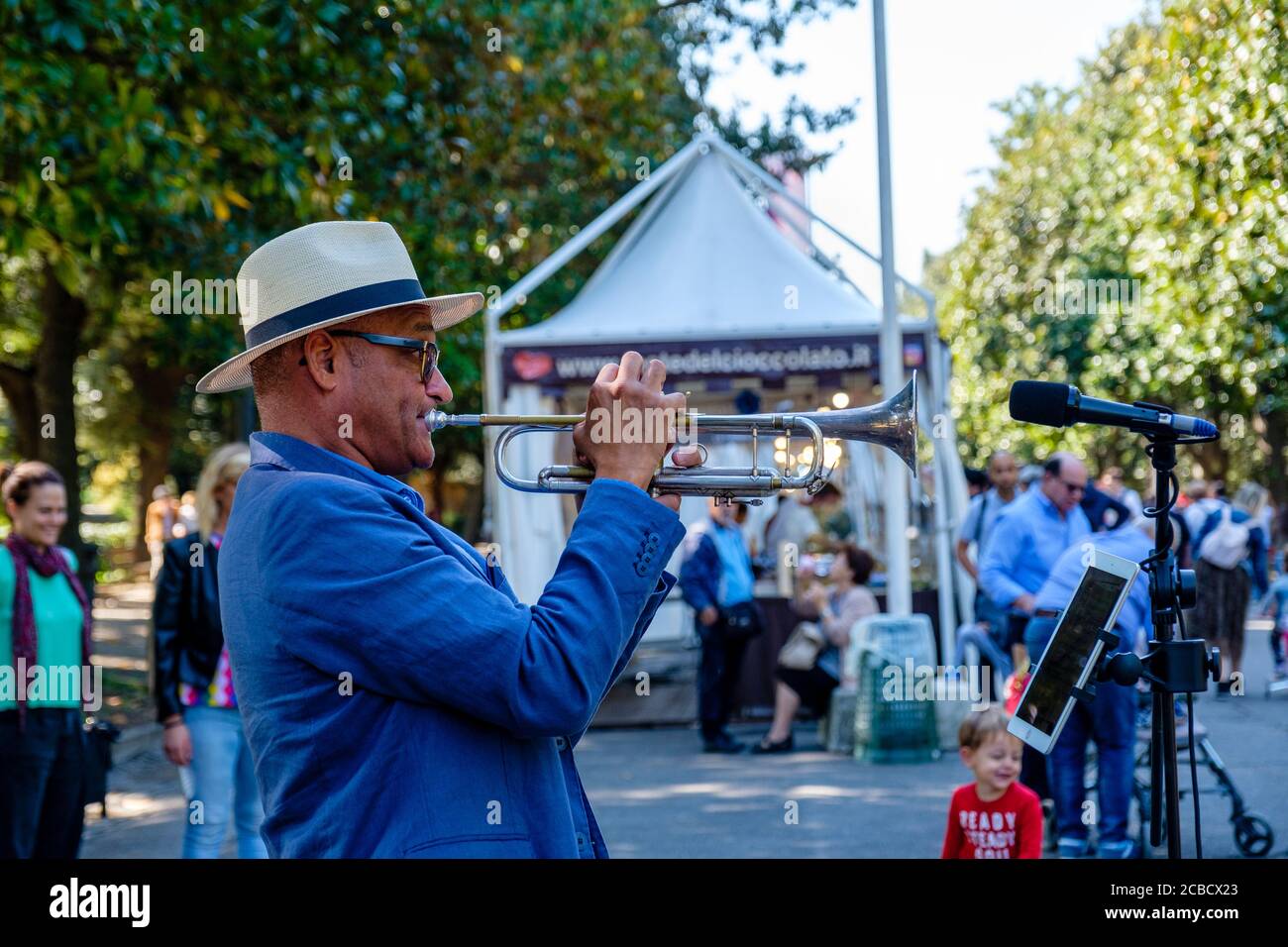 Musica a Roma, musicista di Street jazz maschile che suona la tromba in una fiera del cioccolato, parco pubblico di Villa Borghese, Roma, Italia Foto Stock