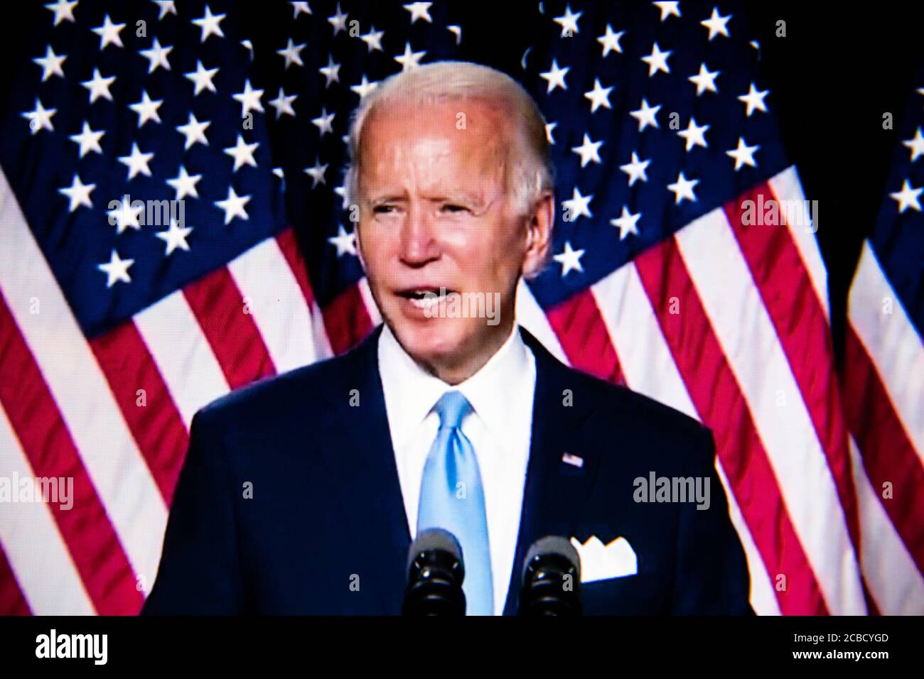 Washington, Stati Uniti. 12 agosto 2020. Un'illustrazione ravvicinata dello schermo di un computer portatile mostra il candidato democratico presunto per il presidente Joe Biden che parla a un evento live dell'annuncio del Sen. Kamala Harris come suo vice presidente in marcia, a Washington, DC, il 12 agosto 2020 in mezzo alla pandemia di Coronavirus. Il Sen. Harris è la prima donna di colore che corre per il vice presidente su un biglietto importante della festa. (Graeme Sloan/Sipa USA) Credit: Sipa USA/Alamy Live News Foto Stock