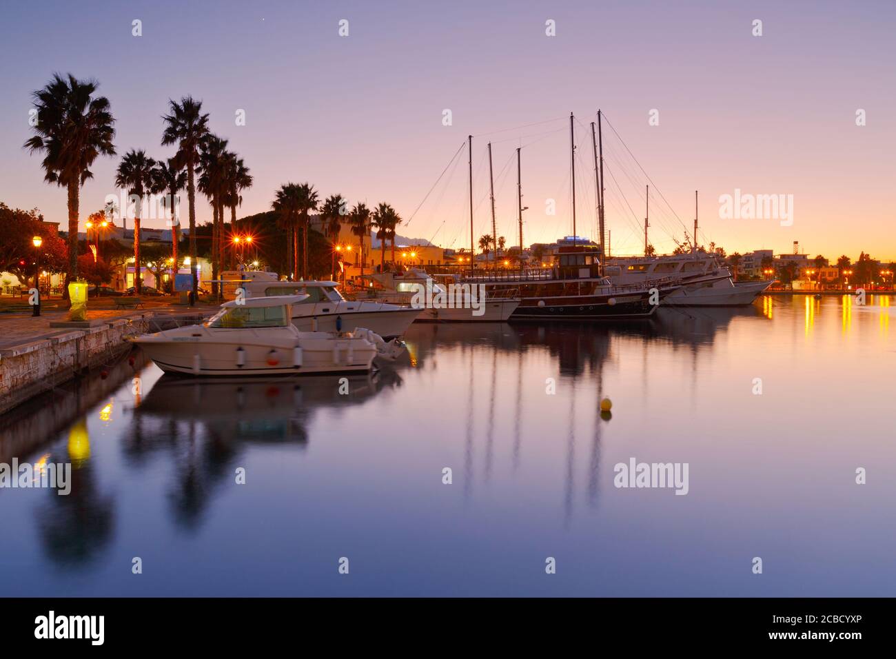 Barche nel porto della città di Kos, Grecia. Foto Stock