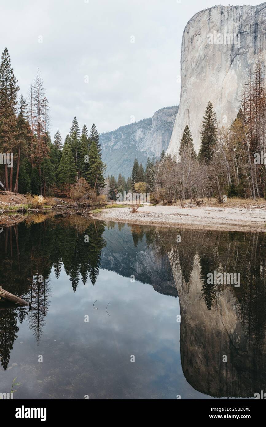 Acqua come vetro. Riflessi di granito sul fiume Merced Foto Stock