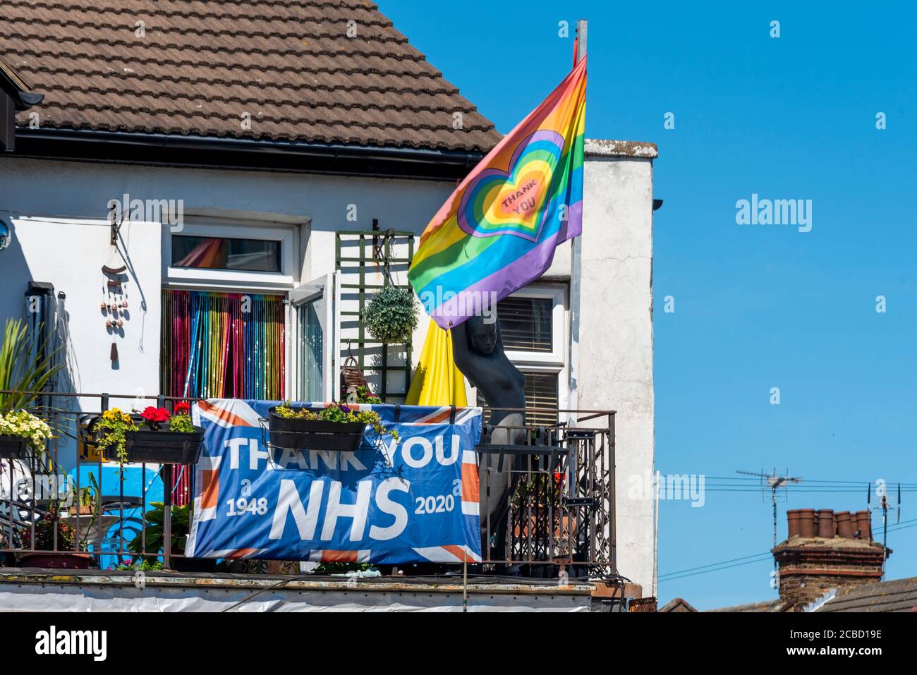 Sally's out of Curiosity Shop in London Road, Westcliff on Sea, Essex, Regno Unito. Negozio di curio e oddismo. Grazie NHS e bandiera arcobaleno Foto Stock