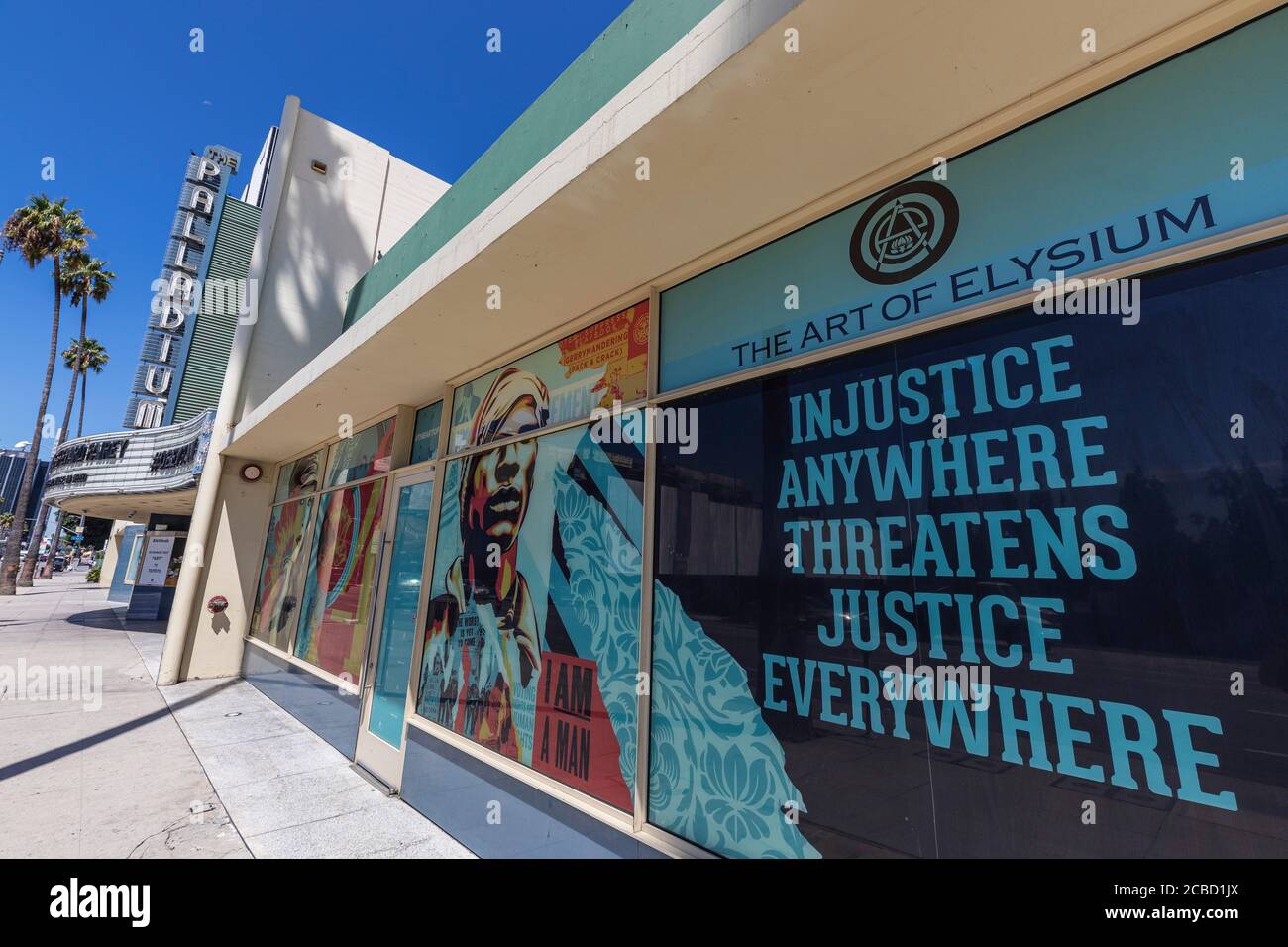 Hollywood, Stati Uniti. 12 agosto 2020. L'Art of Elysium presenta l'arte di Shepard Fairey all'Hollywood Palladium. Questo è il 23° anniversario del programma d'arte che raccoglie denaro per sostenere i programmi d'arte e le organizzazioni che aiutano le persone bisognose a Los Angeles. Hollywood, CA USA 8/12/2020 (Foto di Ted Soqui/SIPA USA) Credit: Sipa USA/Alamy Live News Foto Stock