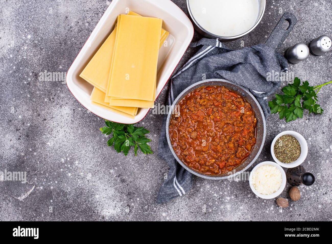 Ingredienti per la cottura delle lasagne bolognese Foto Stock
