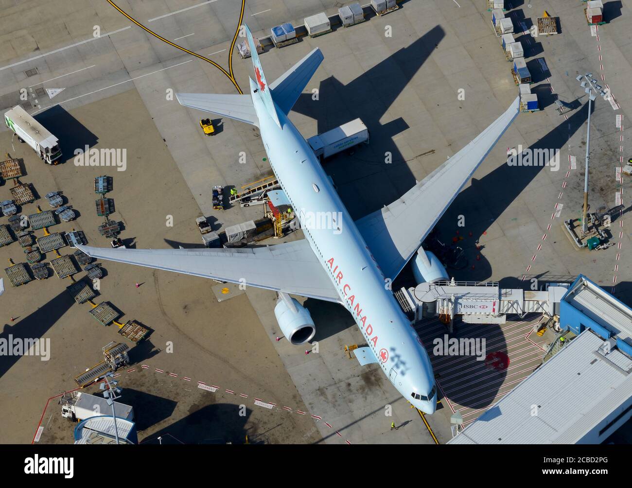 Air Canada Boeing 777 parcheggiato all'aeroporto di Sydney, Australia. Boeing 777-200 in partenza da Vancouver, Canada. C-FIVK. Air Canada vecchia livrea. Foto Stock