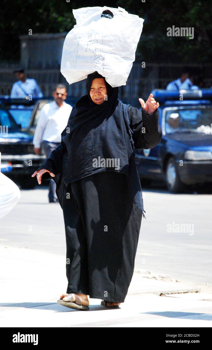 La gente egiziana nel mercato di strada storico di Khan al khalili in Cairo. Egitto. Foto Stock