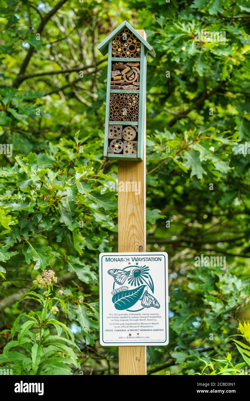 Un segno che designa Grandfather Mountain come Monarch Butterfly Waystation in North Carolina. Foto Stock