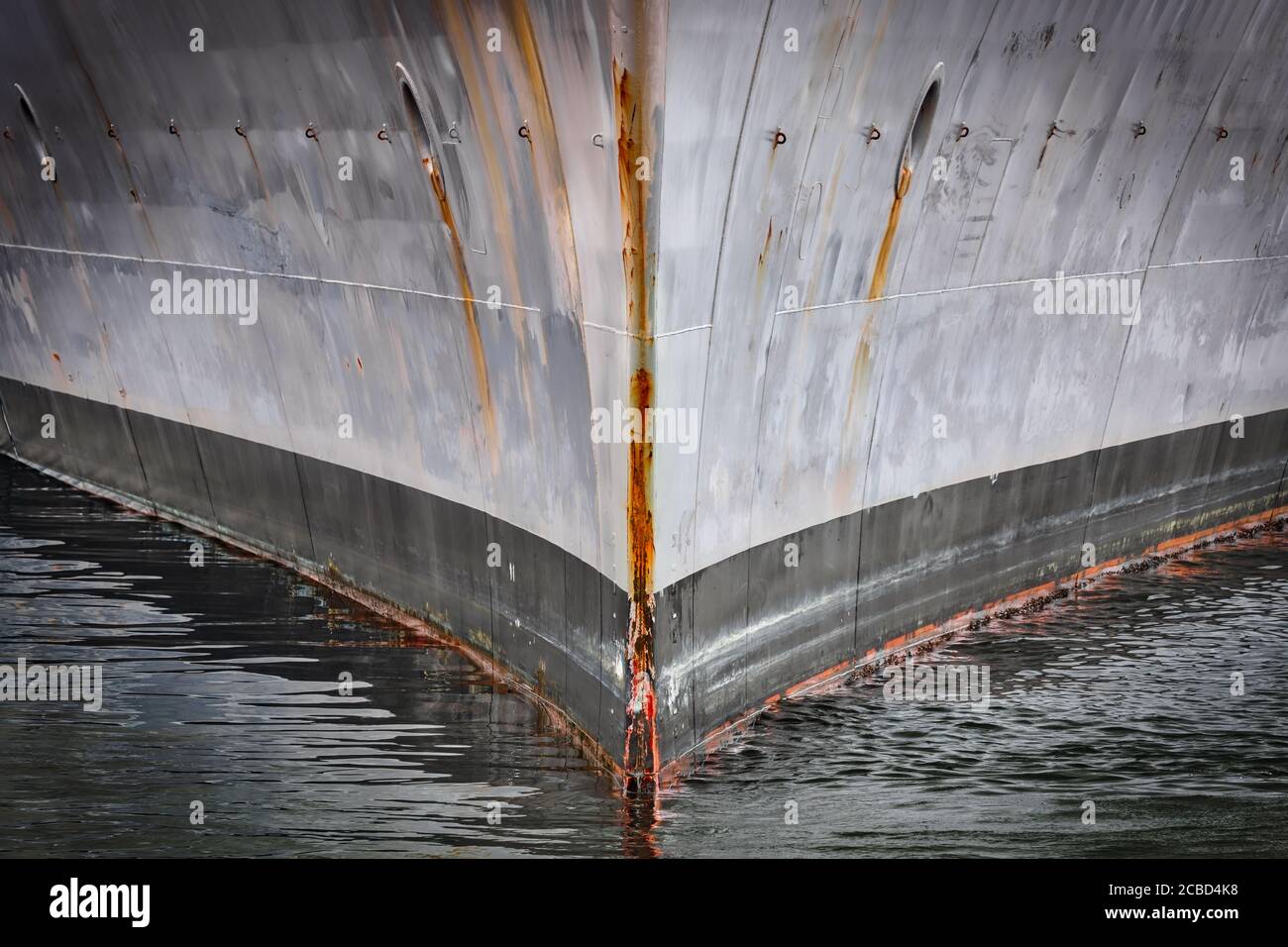 L'arco di una vecchia nave da guerra della Marina americana a Yokosuka, Giappone. Foto Stock