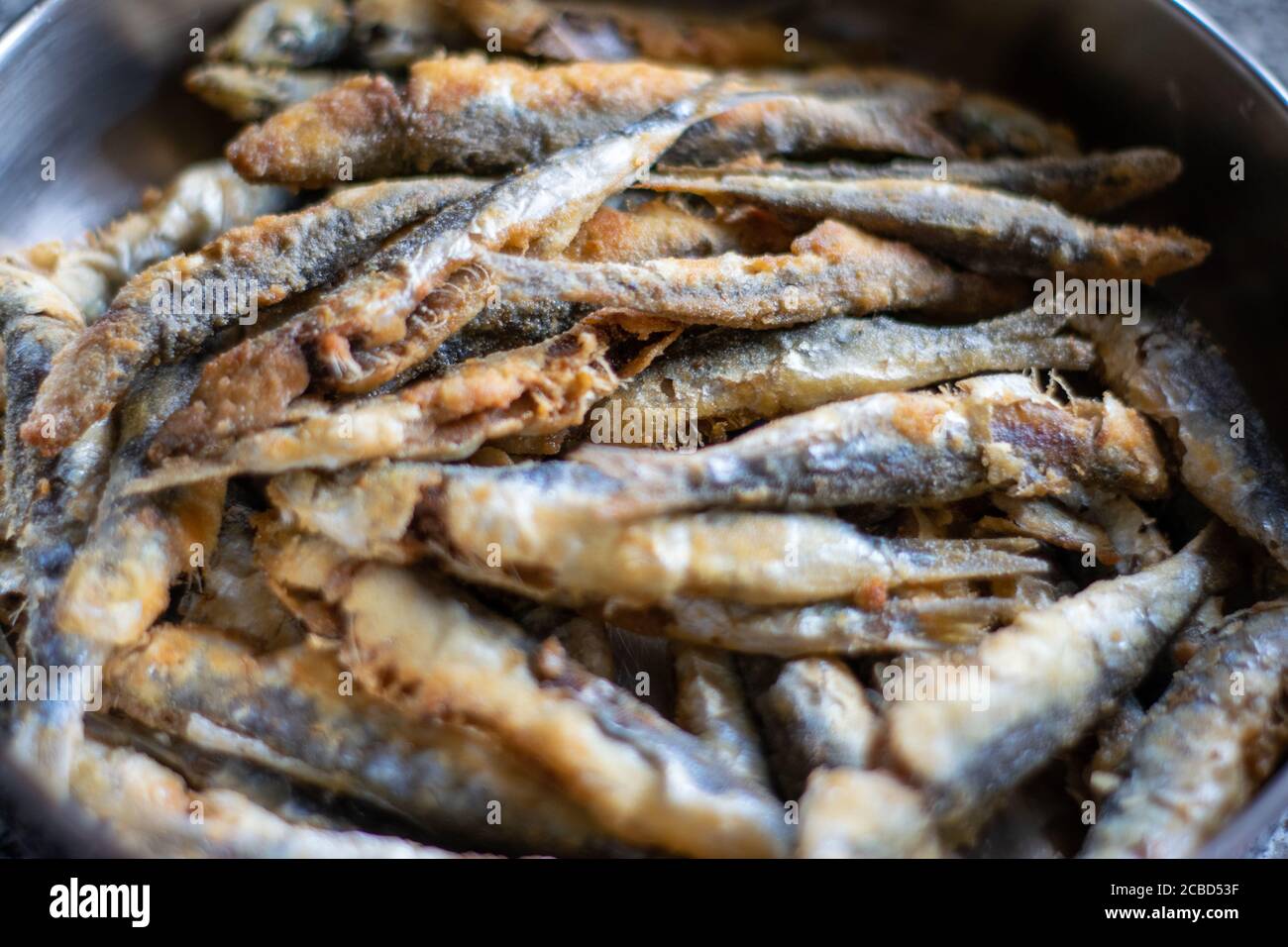 Portogallo del Nord cibo tradizionale piccole sardine fritte per cene in famiglia e pranzo Foto Stock