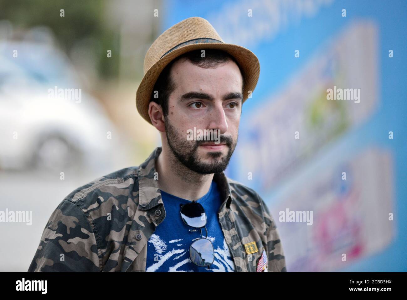 Ypung uomo che indossa un cappello nella stazione degli autobus di Didube, Tbilisi, Repubblica di Georgia Foto Stock