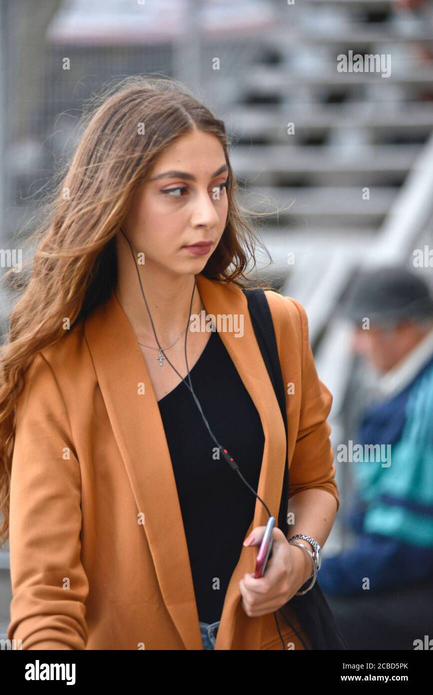 Ragazza armena nella stazione degli autobus di Didube, Tbilisi, Repubblica di Georgia Foto Stock