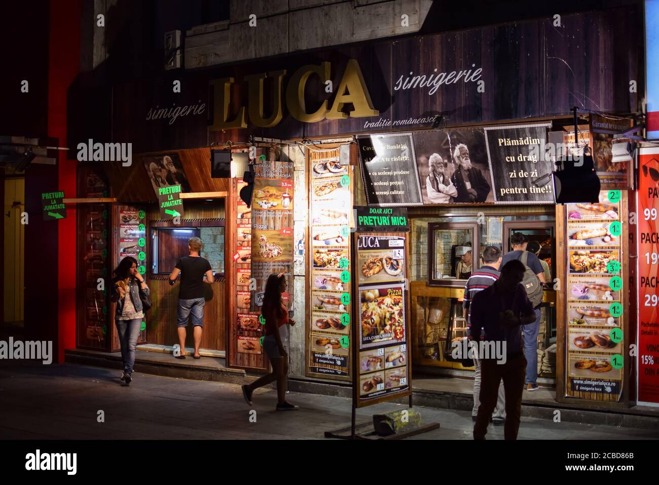 Bucarest / Romania - 25 agosto 2019: Negozio di fast food e prodotti da forno rumeni tradizionali Foto Stock