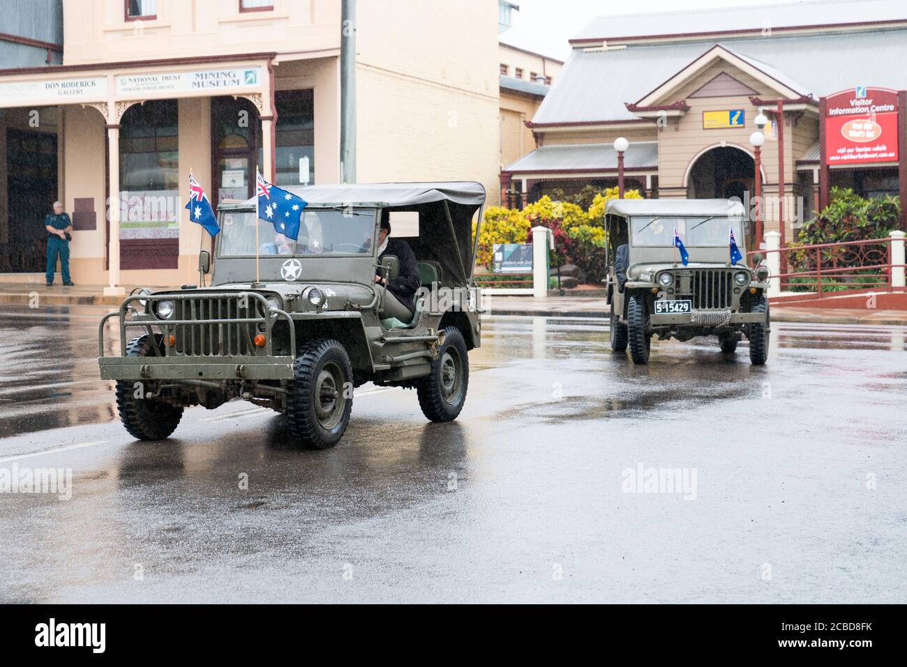 Charters Towers, Australia - 25 aprile 2019: Soldati restituiti alla guida di vecchie jeep dell'esercito in Anzac Day parata Foto Stock