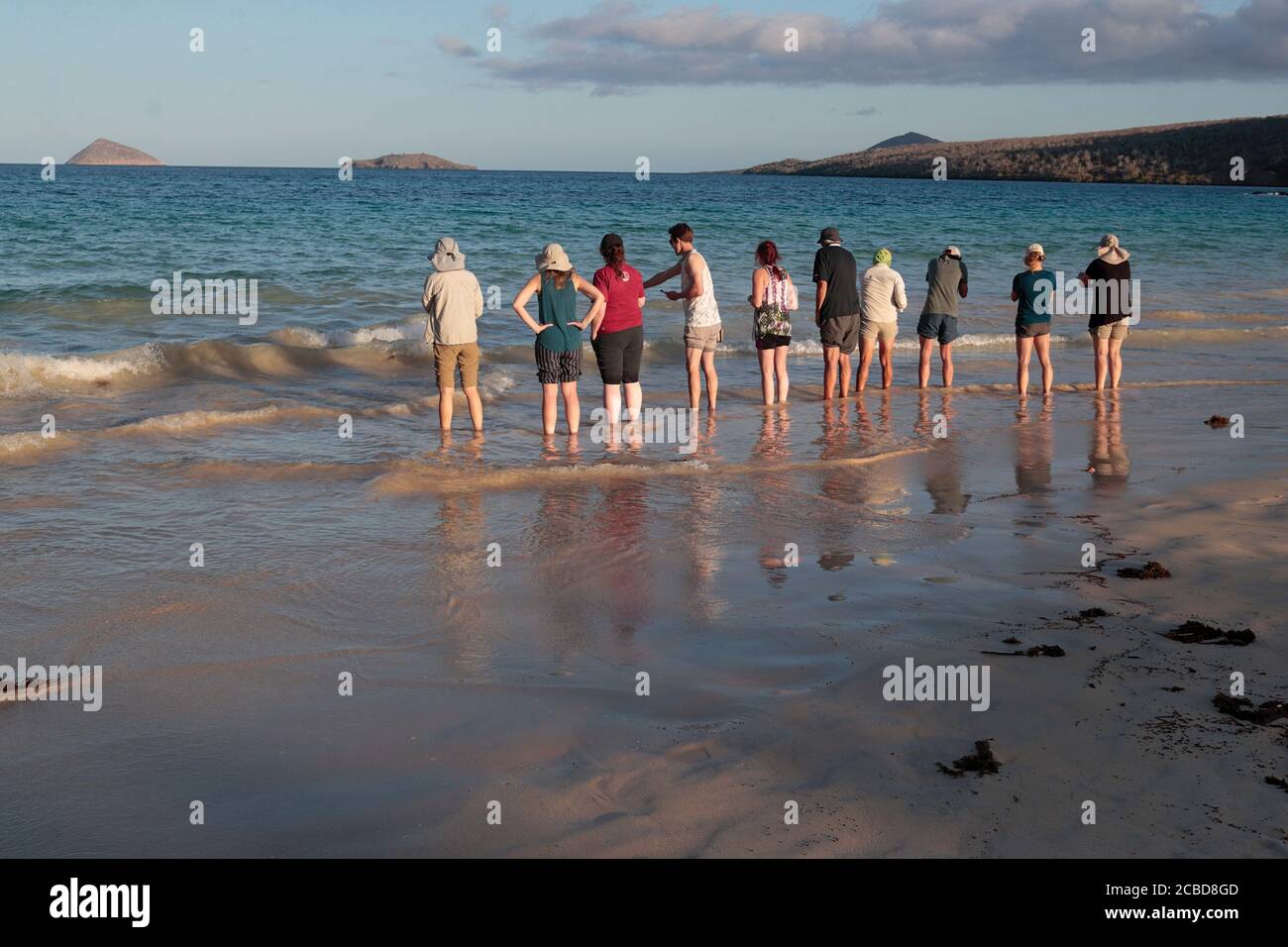 Avvistamento delle razze, turisti, Isla Rabida, Isole Galapagos, Ecuador 23 novembre 2017 Foto Stock