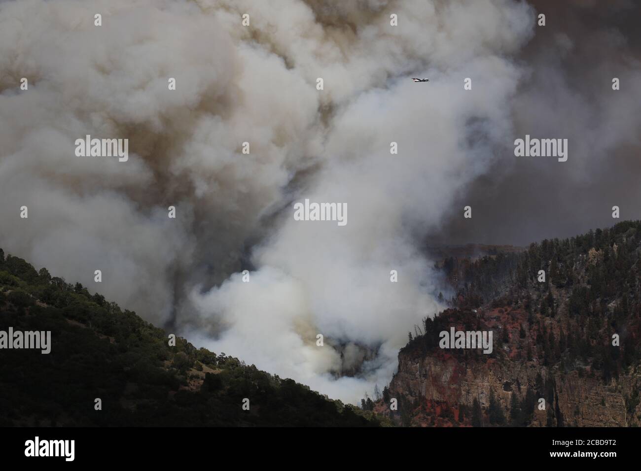 Glenwood Canyon Colorado, USA, 12 agosto 2020. Un velivolo spot vola sopra il fuoco di Grizzly Creek. Credito Christopher Mullen Foto Stock