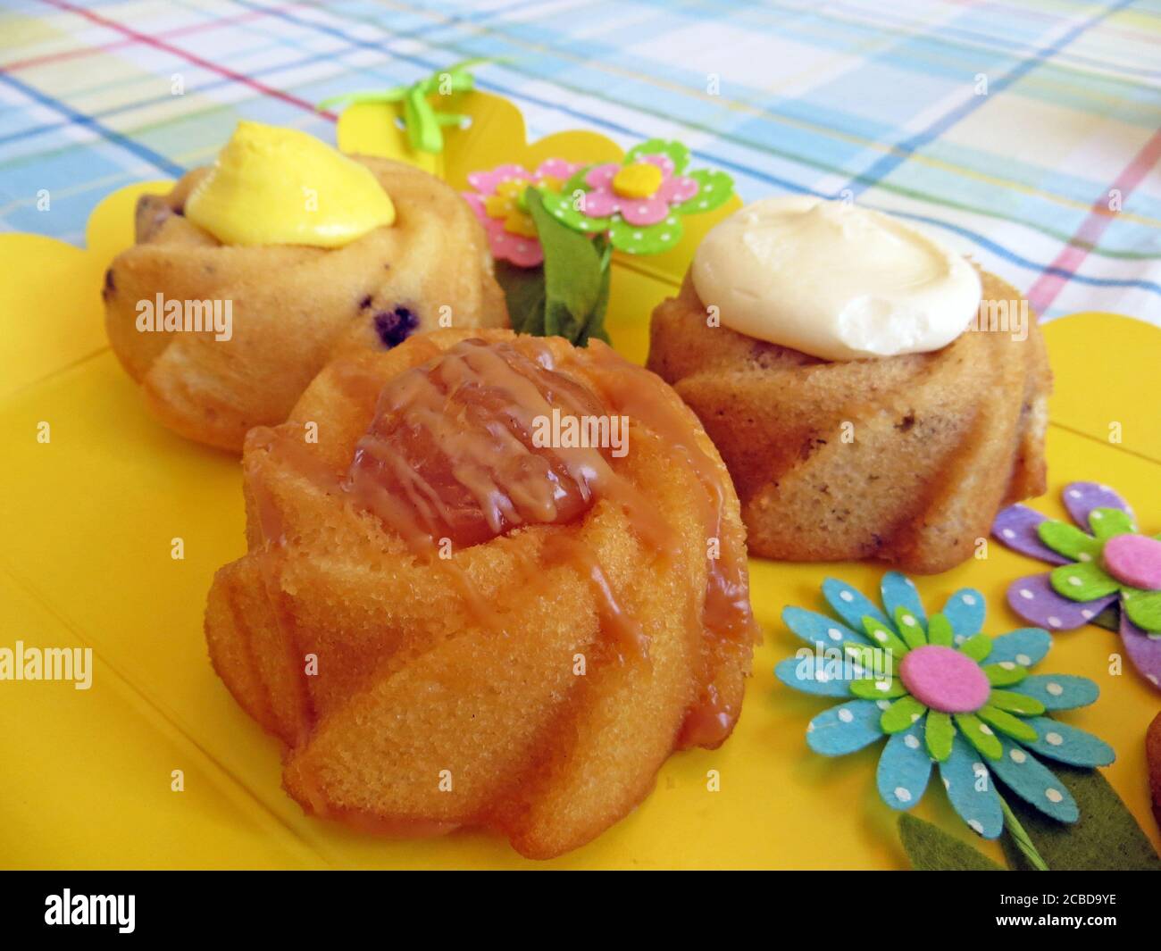 Piccole torte impacchettate con una varietà di condimenti Foto Stock