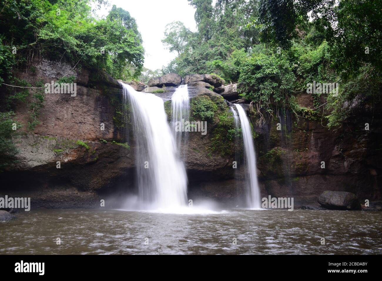 Cascata di Haew Suwat (Nam tok Haew Suwat) PARCO NAZIONALE DI KHAO YAI / ALTOPIANO DI KHORAT, NAKHON RATCHASIMA, THAILANDIA Foto Stock