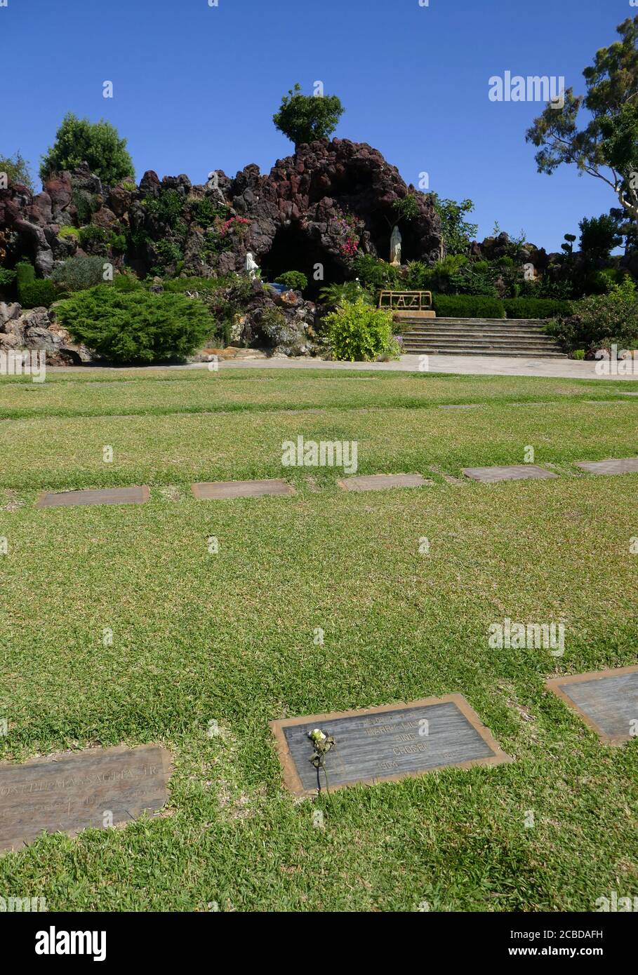 Culver City, California, USA 11 agosto 2020 UNA visione generale  dell'atmosfera della tomba di Bing Crosby nella sezione di Grotto al  cimitero di Santa Croce il 11 agosto 2020 a Culver City,