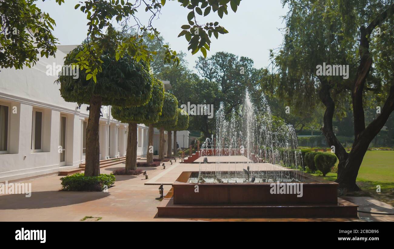 DELHI, INDIA - 15 MARZO 2019: fontana e giardini della casa di gandhi Foto Stock