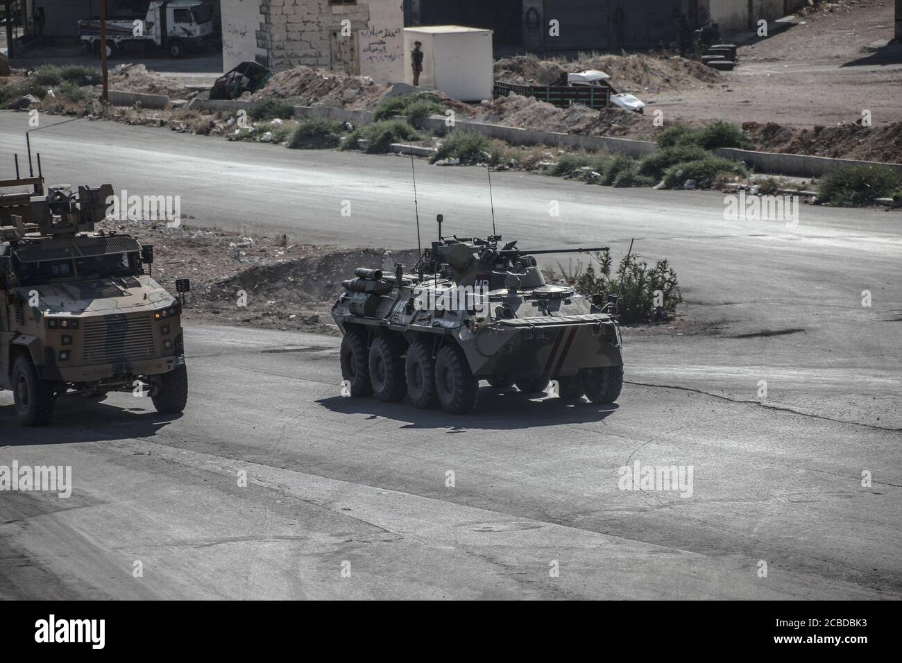 Idlib, Siria. 12 agosto 2020. Il 12 agosto 2020, i militari russi e turchi condussero la loro 24a pattuglia congiunta sull'autostrada M4 nella regione nord-occidentale della Siria, nell'Idlib maggiore. La pattuglia comune partir dalla città di Tromba, nell'Idlib meridionale, e raggiunse la città di Ain Hawr, nella Lattakia settentrionale, completando l'intero percorso. Durante la pattuglia non sono stati segnalati incidenti di alcun tipo. (Foto di Azalden Idlib/INA Photo Agency/Sipa USA) Credit: Sipa USA/Alamy Live News Foto Stock