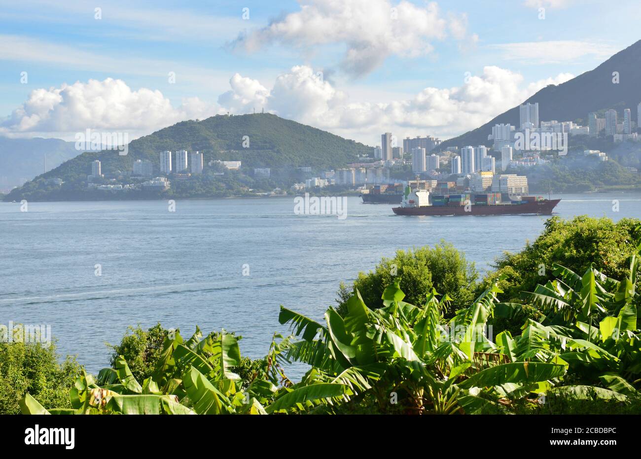 Vista sul lato sud dell'isola di Hong Kong vista dall'isola di Lamma. Foto Stock