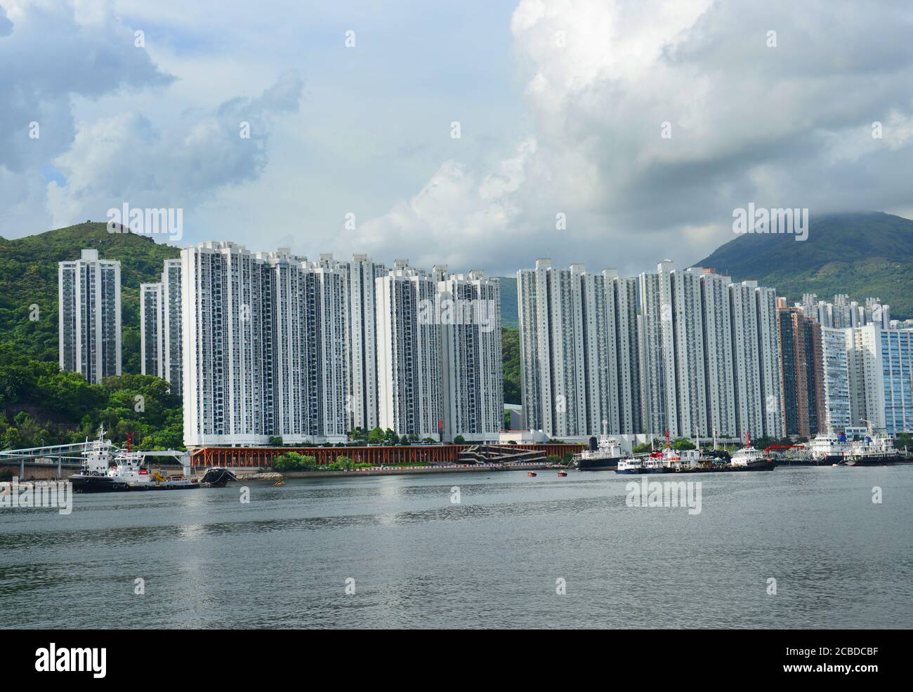 Vista del Belvedere Garden e di Tsuen WAN dal lungomare di Tsing Yi a Hong Kong. Foto Stock