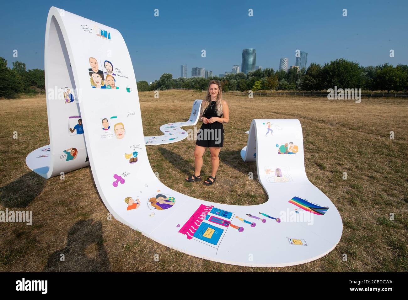 L'artista EMMY Lupin, CHE USA SOLO L'EDITORIALE, svela la sua opera d'arte lunga 25 metri intitolata "How We scrolled: Lockdown 2020" per tre Regno Unito, con alcuni dei momenti chiave della connettività della nazione, tra cui meme ed eroi come Joe Wicks e Joe Exotic per la catena del Capitano Tom e Connell, Per celebrare i collegamenti che abbiamo fatto per aiutarci a far fronte a noi, lasciandoci distratti, intrattenuti e insieme durante la pandemia COVID-19, Londra. Foto Stock