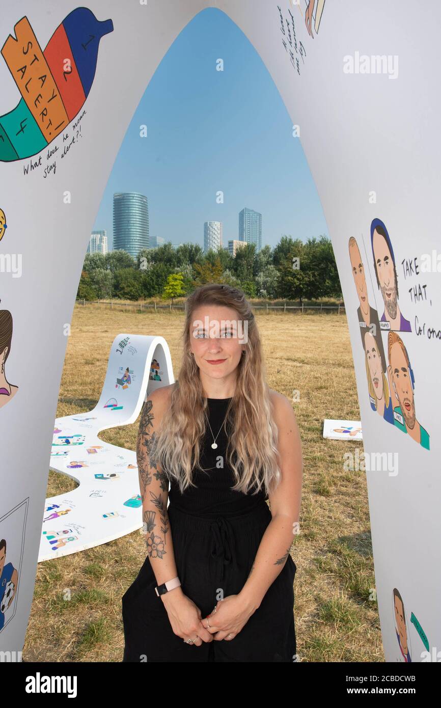 L'artista EMMY Lupin, CHE USA SOLO L'EDITORIALE, svela la sua opera d'arte lunga 25 metri intitolata "How We scrolled: Lockdown 2020" per tre Regno Unito, con alcuni dei momenti chiave della connettività della nazione, tra cui meme ed eroi come Joe Wicks e Joe Exotic per la catena del Capitano Tom e Connell, Per celebrare i collegamenti che abbiamo fatto per aiutarci a far fronte a noi, lasciandoci distratti, intrattenuti e insieme durante la pandemia COVID-19, Londra. Foto Stock