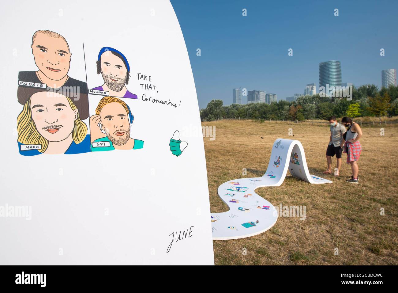 USO EDITORIALE SOLO le persone guardano a un'opera d'arte lunga 25 metri dal titolo "come abbiamo fatto scorrere: Lockdown 2020" per tre Regno Unito, dall'artista Emmy Lupin, che presenta alcuni dei momenti chiave della connettività della nazione, tra cui meme ed eroi come Joe Wicks e Joe Exotic per la catena del Capitano Tom e Connell, Per celebrare i collegamenti che abbiamo fatto per aiutarci a far fronte a noi, lasciandoci distratti, intrattenuti e insieme durante la pandemia COVID-19, Londra. Foto Stock