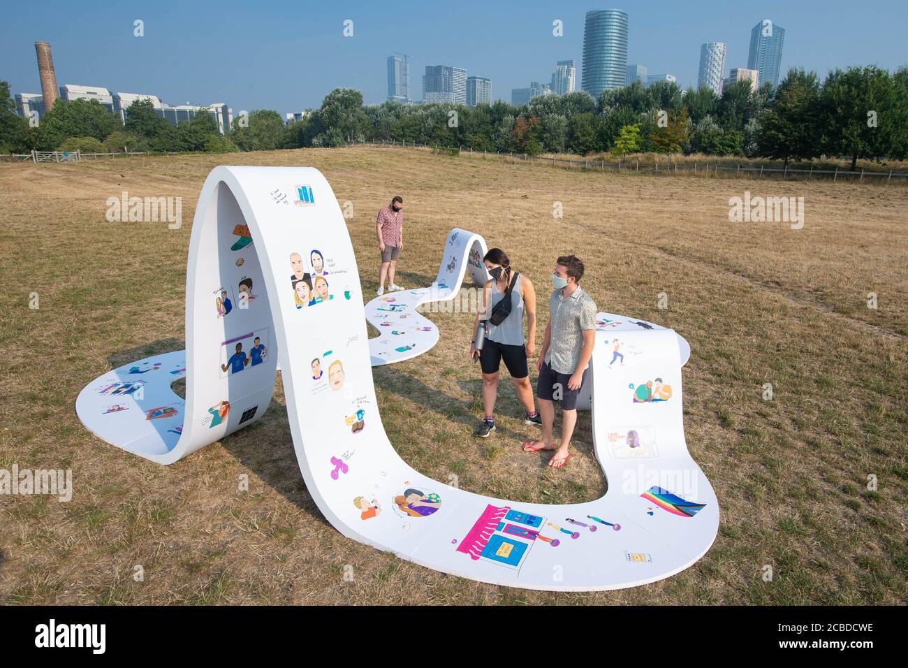 USO EDITORIALE SOLO le persone guardano a un'opera d'arte lunga 25 metri dal titolo "come abbiamo fatto scorrere: Lockdown 2020" per tre Regno Unito, dall'artista Emmy Lupin, che presenta alcuni dei momenti chiave della connettività della nazione, tra cui meme ed eroi come Joe Wicks e Joe Exotic per la catena del Capitano Tom e Connell, Per celebrare i collegamenti che abbiamo fatto per aiutarci a far fronte a noi, lasciandoci distratti, intrattenuti e insieme durante la pandemia COVID-19, Londra. Foto Stock