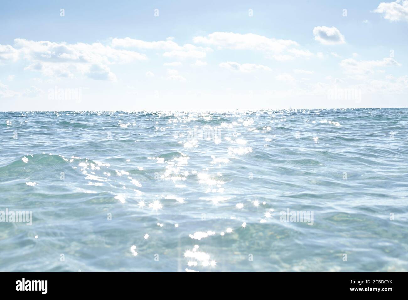 Horizont sul mare con luce solare e nuvole Foto Stock