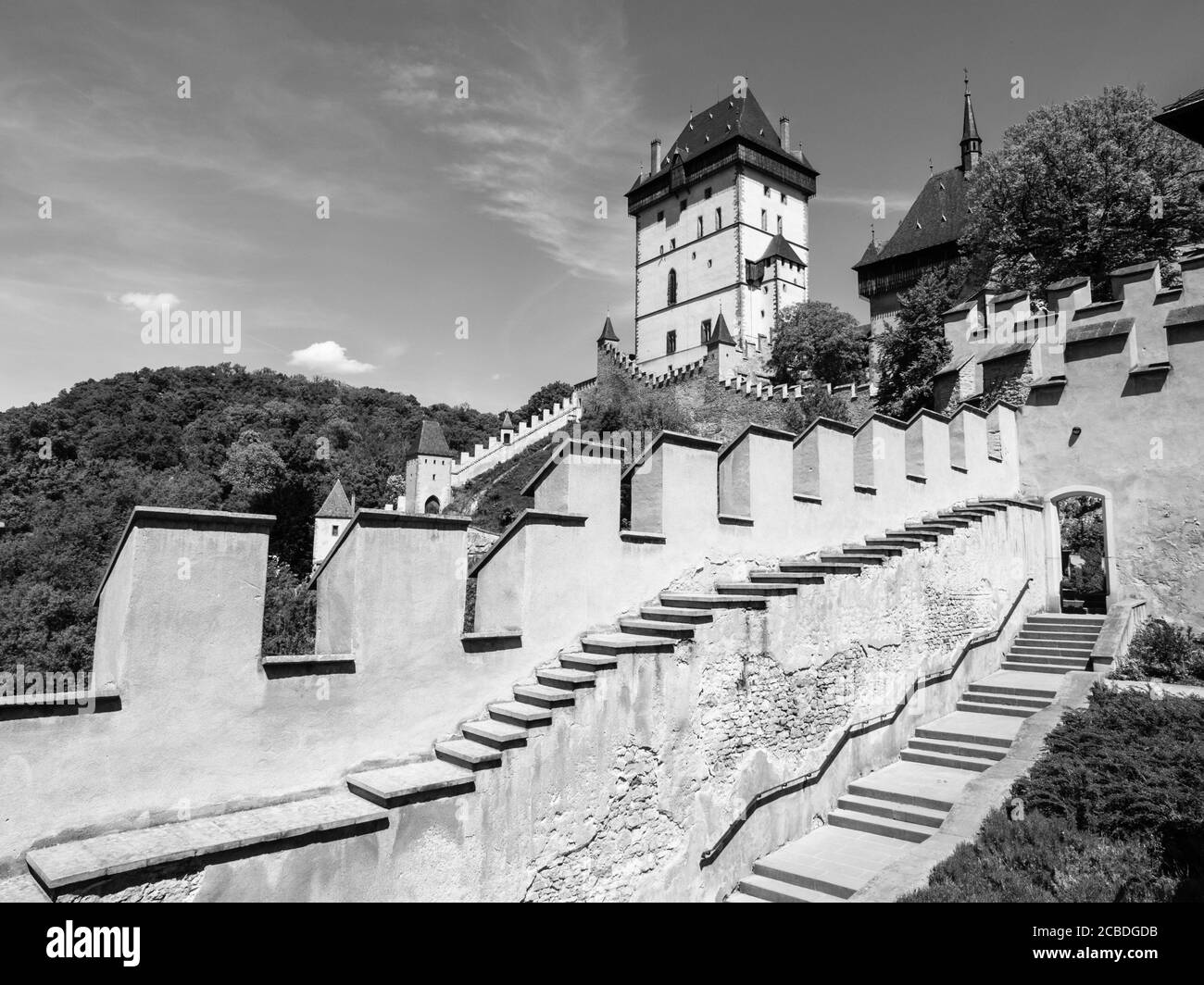Grande Torre del Castello reale di Kalstejn, castello gotico nella Boemia Centrale, Repubblica Ceca, immagine in bianco e nero Foto Stock