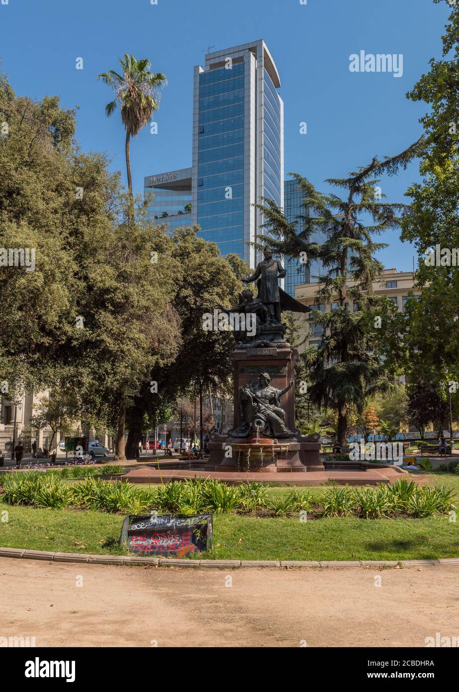 Statua in bronzo con fontana di Benjamin Vicuna Mackenna Place, Santiago, Cile Foto Stock