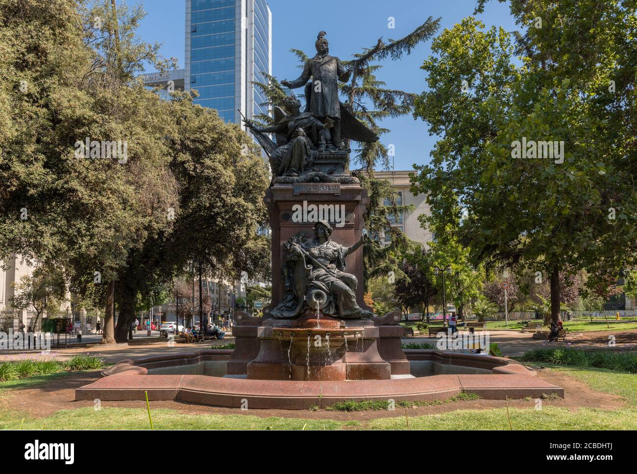 Statua in bronzo con fontana di Benjamin Vicuna Mackenna Place, Santiago, Cile Foto Stock