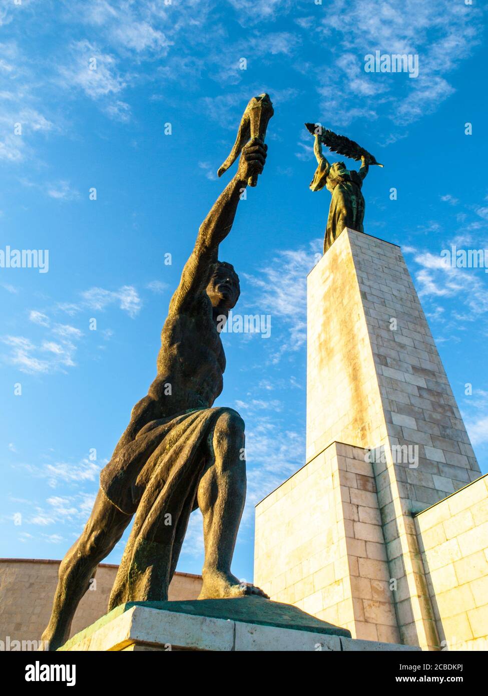 Vista dal basso della Statua della libertà sulla collina di Gellert a Budapest, Ungheria, Europa. Foto Stock