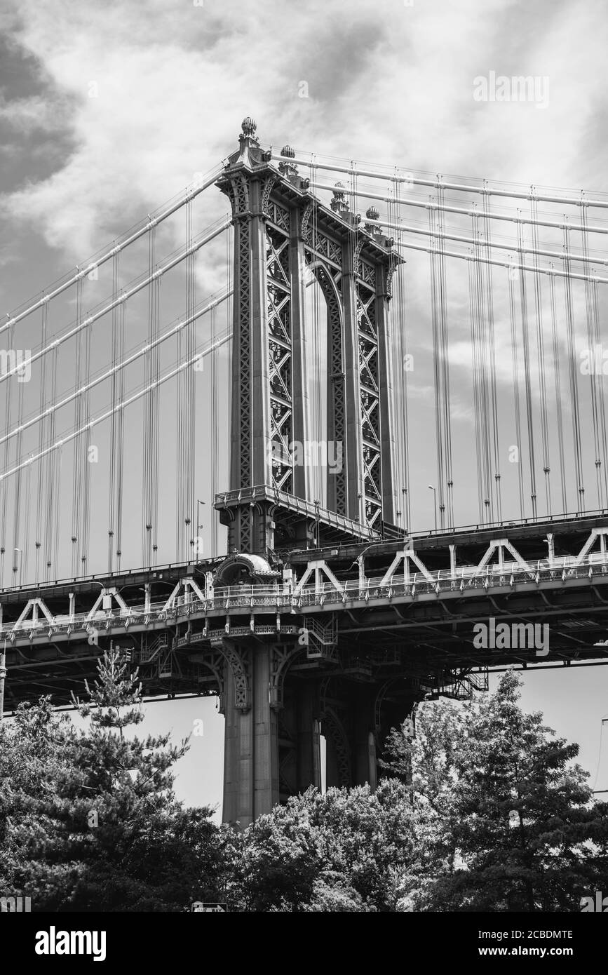 Immagine verticale in scala di grigi del ponte di Brooklyn a New York Città Foto Stock